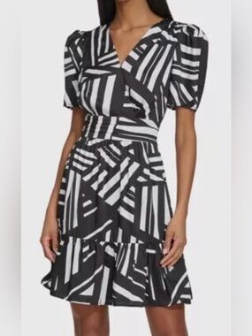💕$158 NWT Karl Lagerfeld Paris Short Sleeve Surplice Black White Dress 👗Size 12